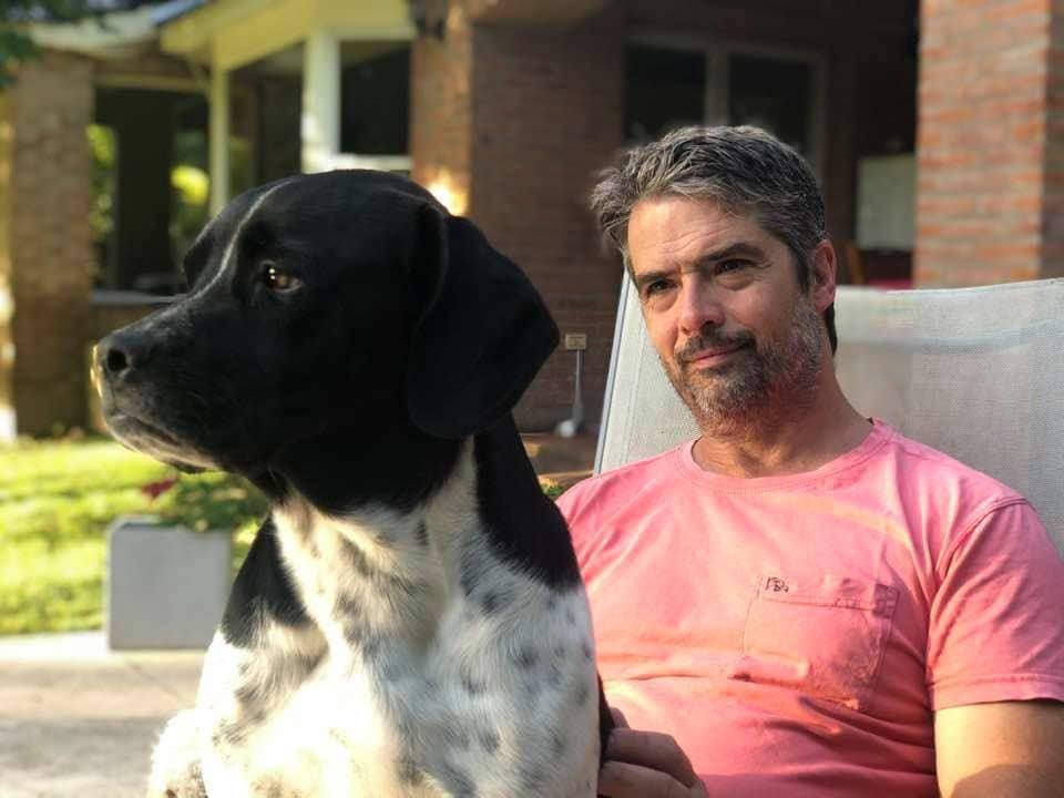 Marcelo Rey mirando al perro